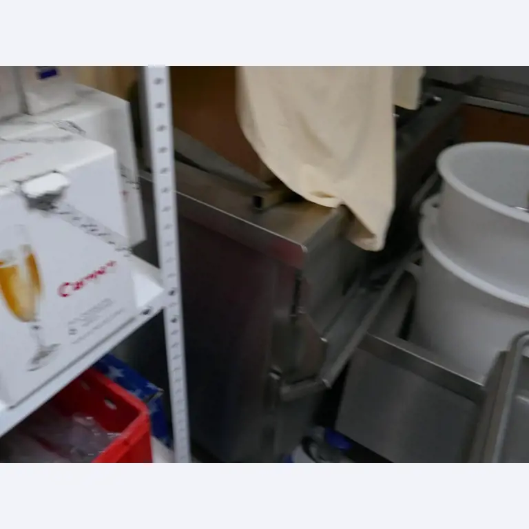 Medyczny sprzęt techniczny, wyposażenie sal operacyjnych, sterylne tace oraz sprzęt i meble szpitalne-4