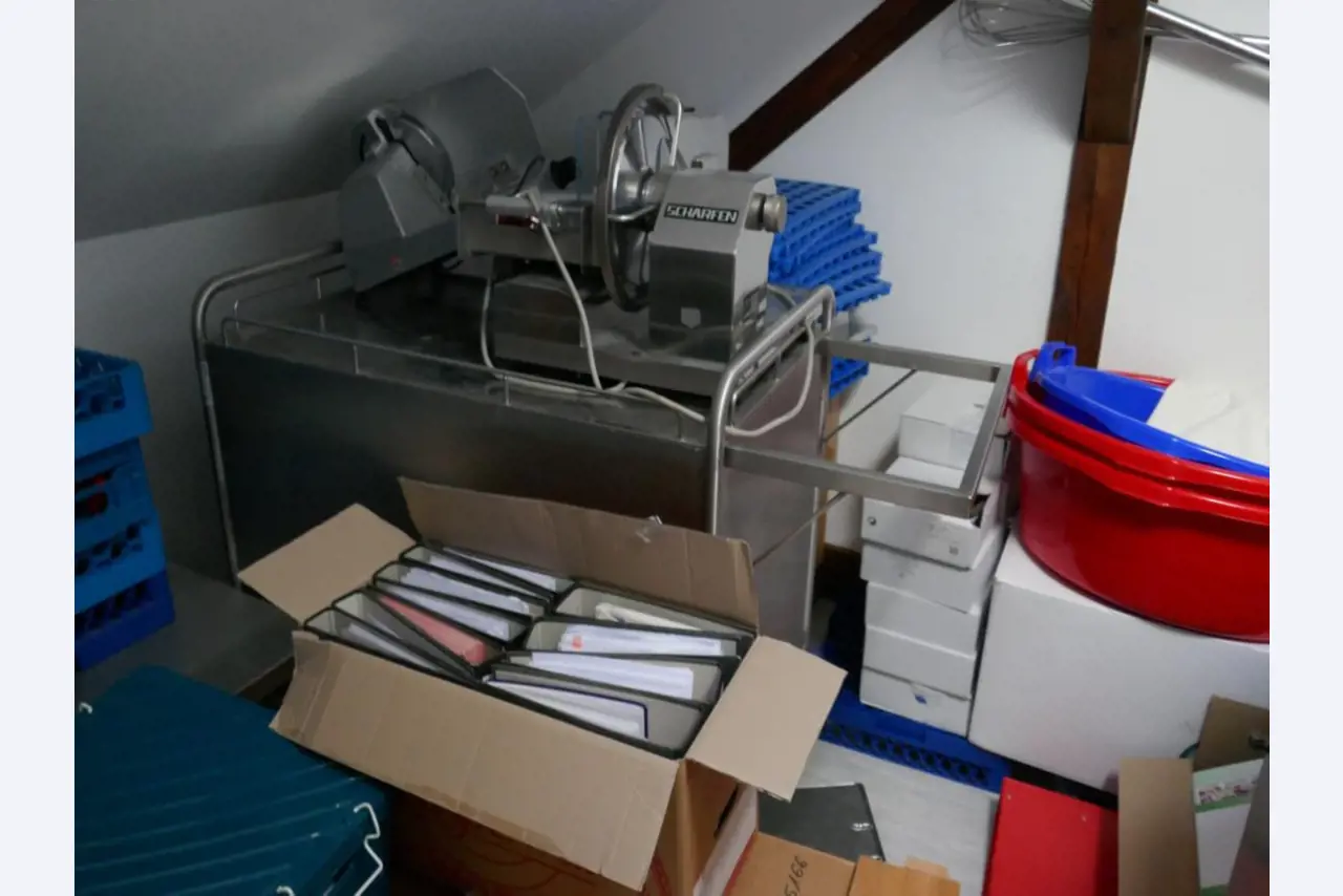 Medyczny sprzęt techniczny, wyposażenie sal operacyjnych, sterylne tace oraz sprzęt i meble szpitalne-5