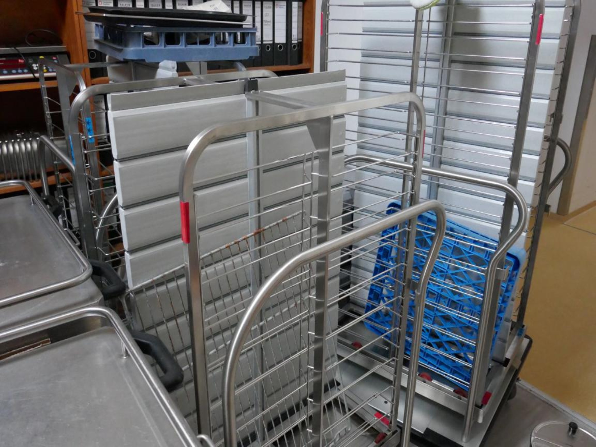 Medyczny sprzęt techniczny, wyposażenie sal operacyjnych, sterylne tace oraz sprzęt i meble szpitalne-1