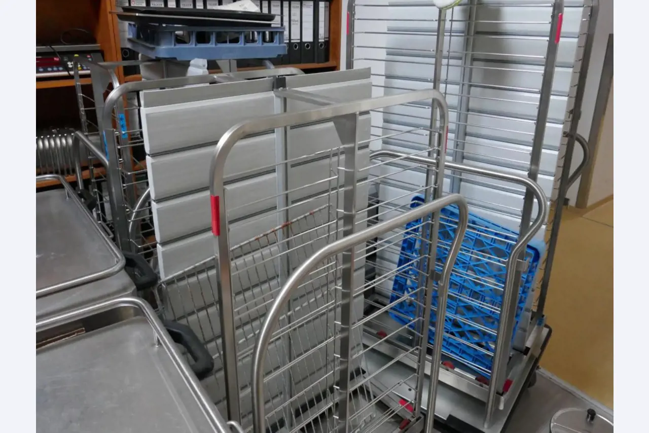 Medyczny sprzęt techniczny, wyposażenie sal operacyjnych, sterylne tace oraz sprzęt i meble szpitalne-1