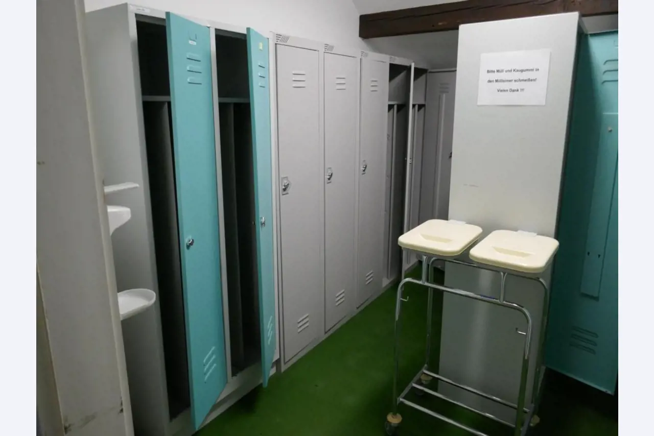 Medyczny sprzęt techniczny, wyposażenie sal operacyjnych, sterylne tace oraz sprzęt i meble szpitalne-1