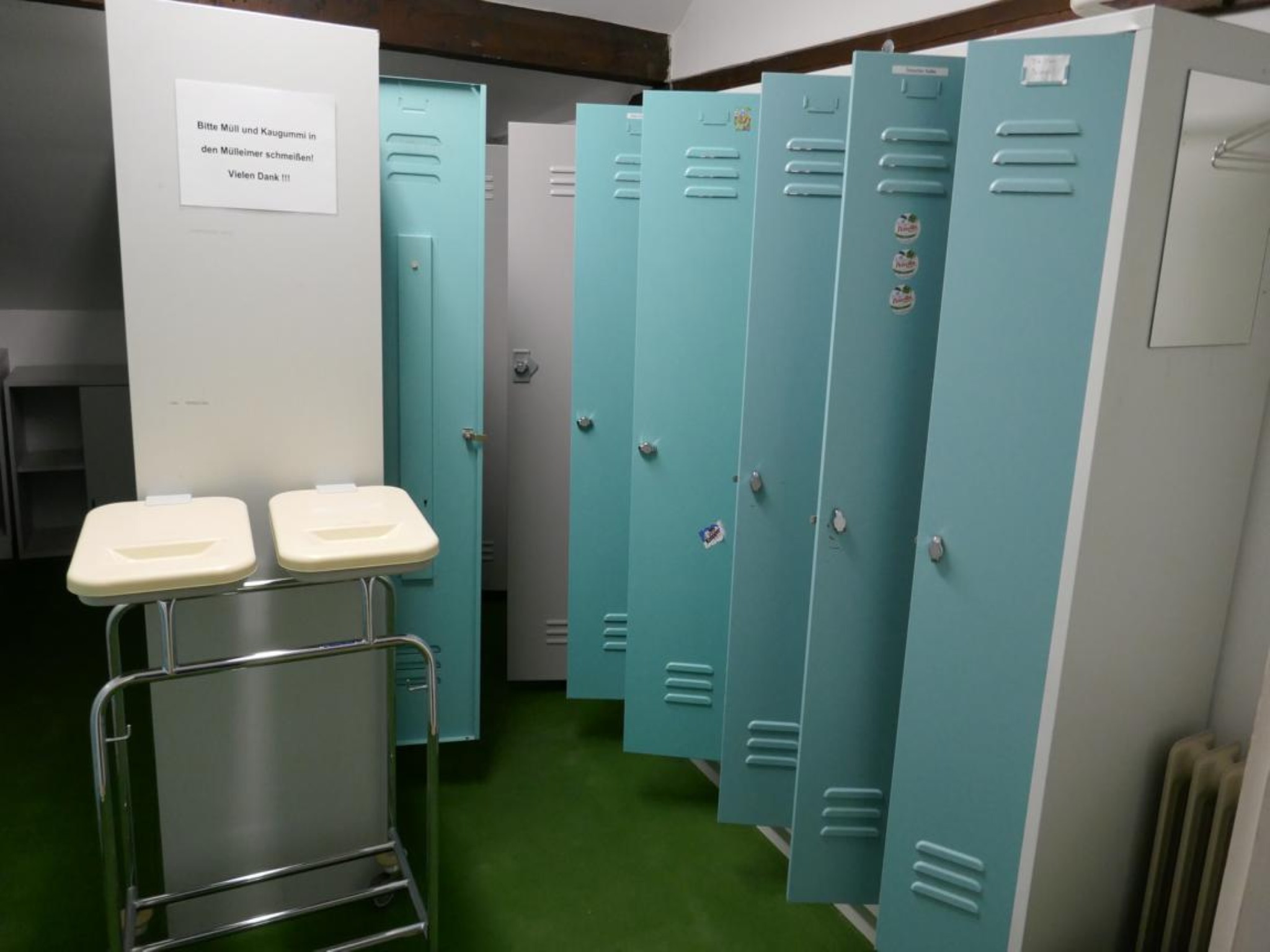 Medyczny sprzęt techniczny, wyposażenie sal operacyjnych, sterylne tace oraz sprzęt i meble szpitalne-2