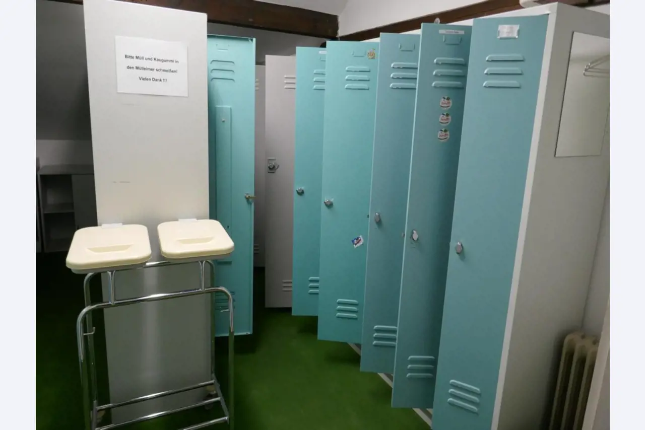 Medyczny sprzęt techniczny, wyposażenie sal operacyjnych, sterylne tace oraz sprzęt i meble szpitalne-2