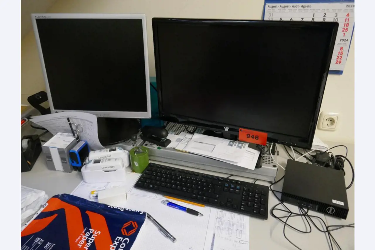 Medyczny sprzęt techniczny, wyposażenie sal operacyjnych, sterylne tace oraz sprzęt i meble szpitalne-1