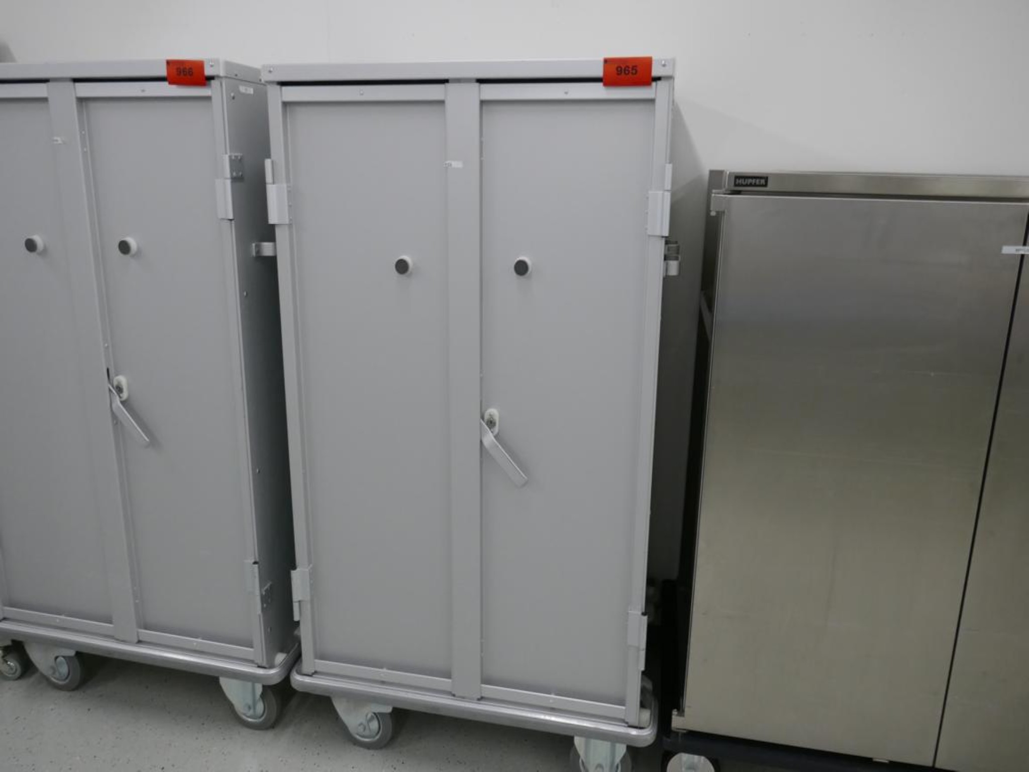 Medyczny sprzęt techniczny, wyposażenie sal operacyjnych, sterylne tace oraz sprzęt i meble szpitalne-1