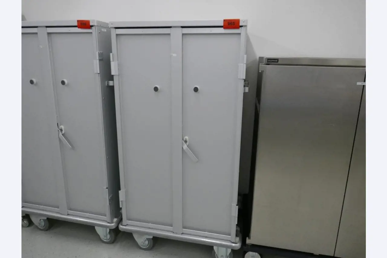 Medyczny sprzęt techniczny, wyposażenie sal operacyjnych, sterylne tace oraz sprzęt i meble szpitalne-1