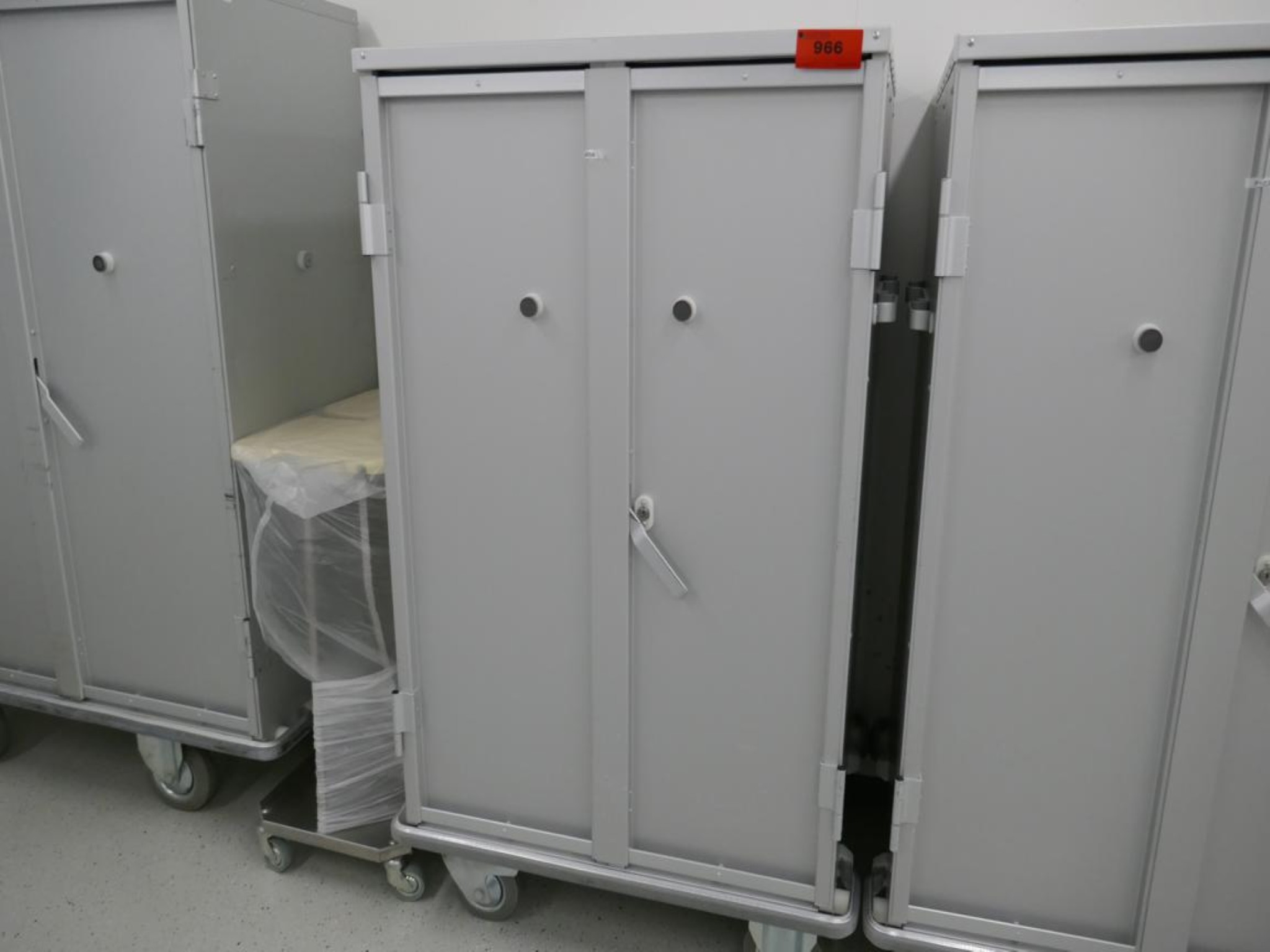 Medyczny sprzęt techniczny, wyposażenie sal operacyjnych, sterylne tace oraz sprzęt i meble szpitalne-1