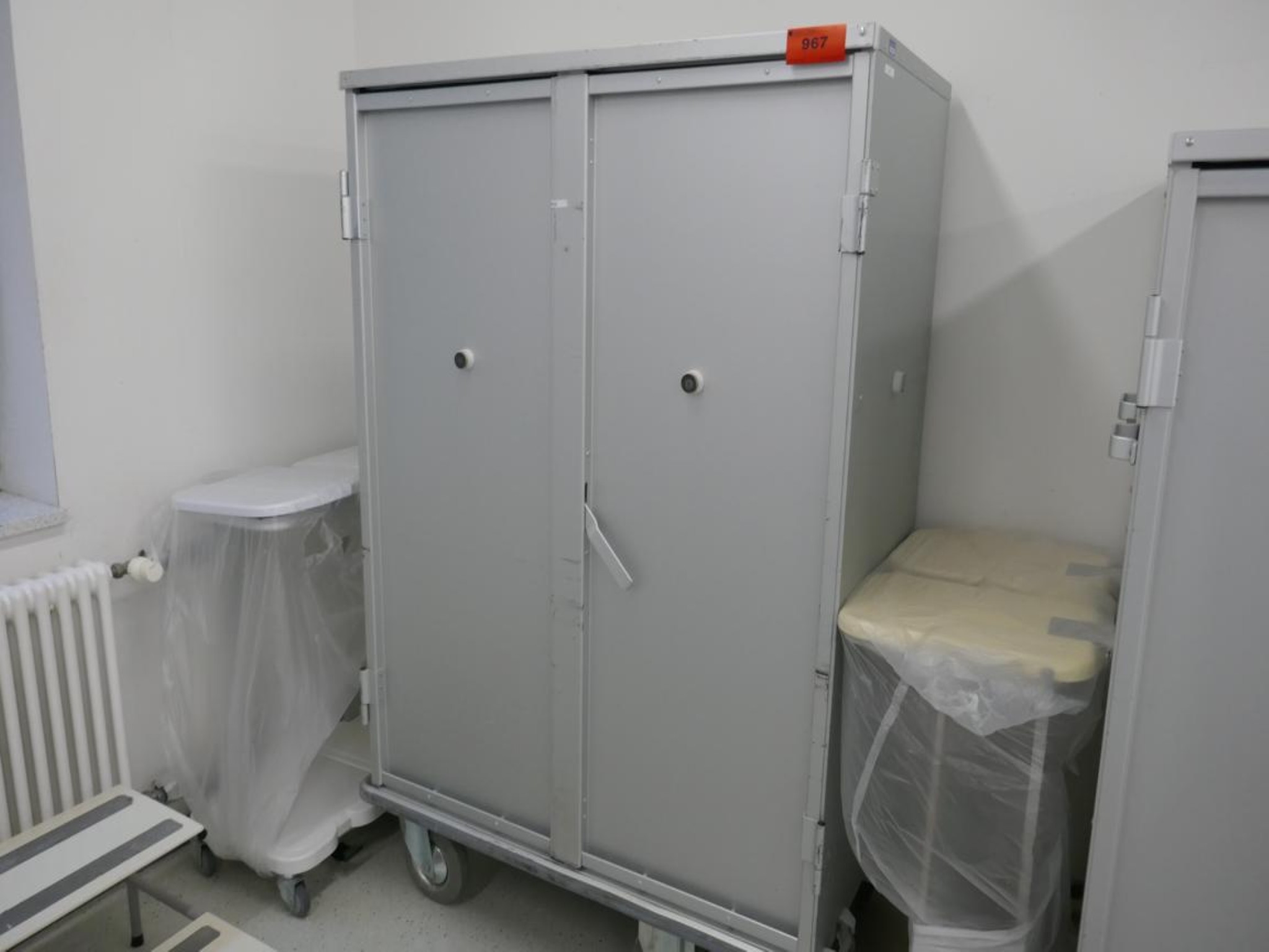 Medyczny sprzęt techniczny, wyposażenie sal operacyjnych, sterylne tace oraz sprzęt i meble szpitalne-1