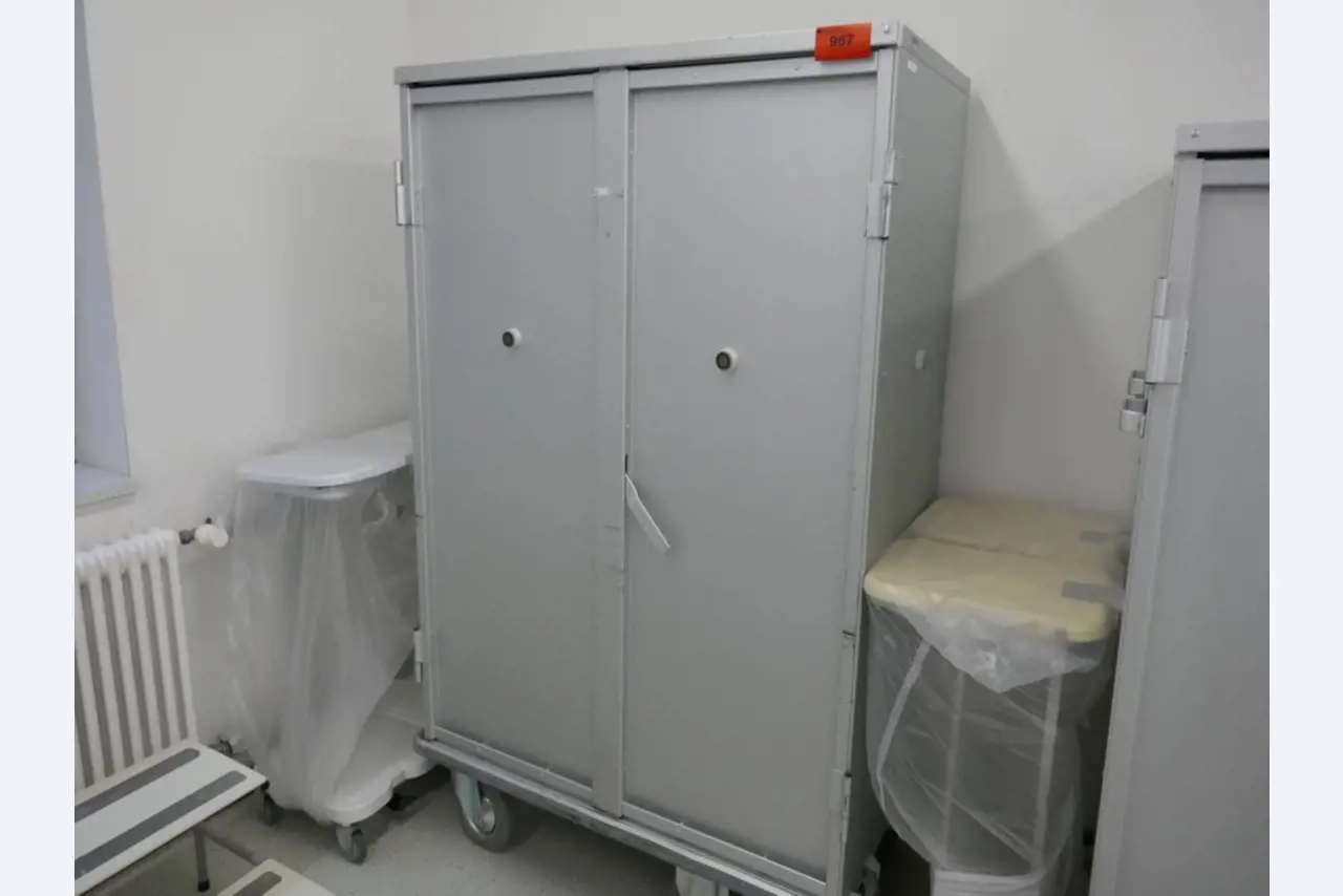 Medyczny sprzęt techniczny, wyposażenie sal operacyjnych, sterylne tace oraz sprzęt i meble szpitalne-1