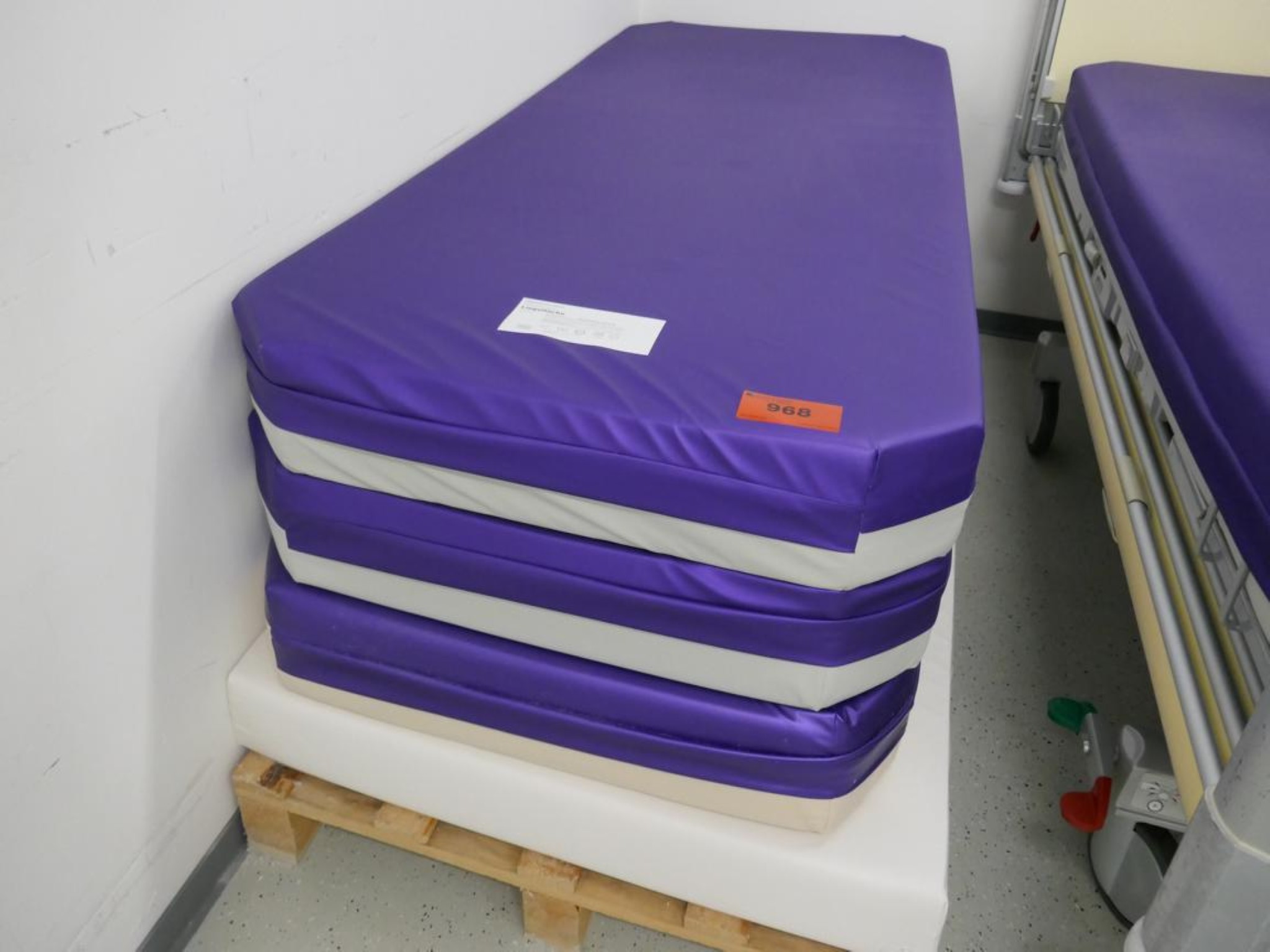 Medyczny sprzęt techniczny, wyposażenie sal operacyjnych, sterylne tace oraz sprzęt i meble szpitalne-1