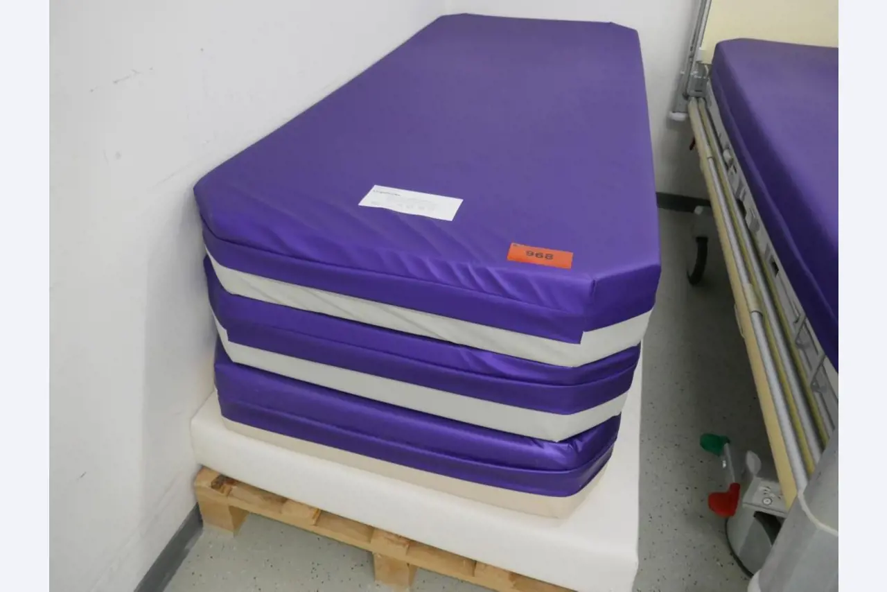 Medyczny sprzęt techniczny, wyposażenie sal operacyjnych, sterylne tace oraz sprzęt i meble szpitalne-1