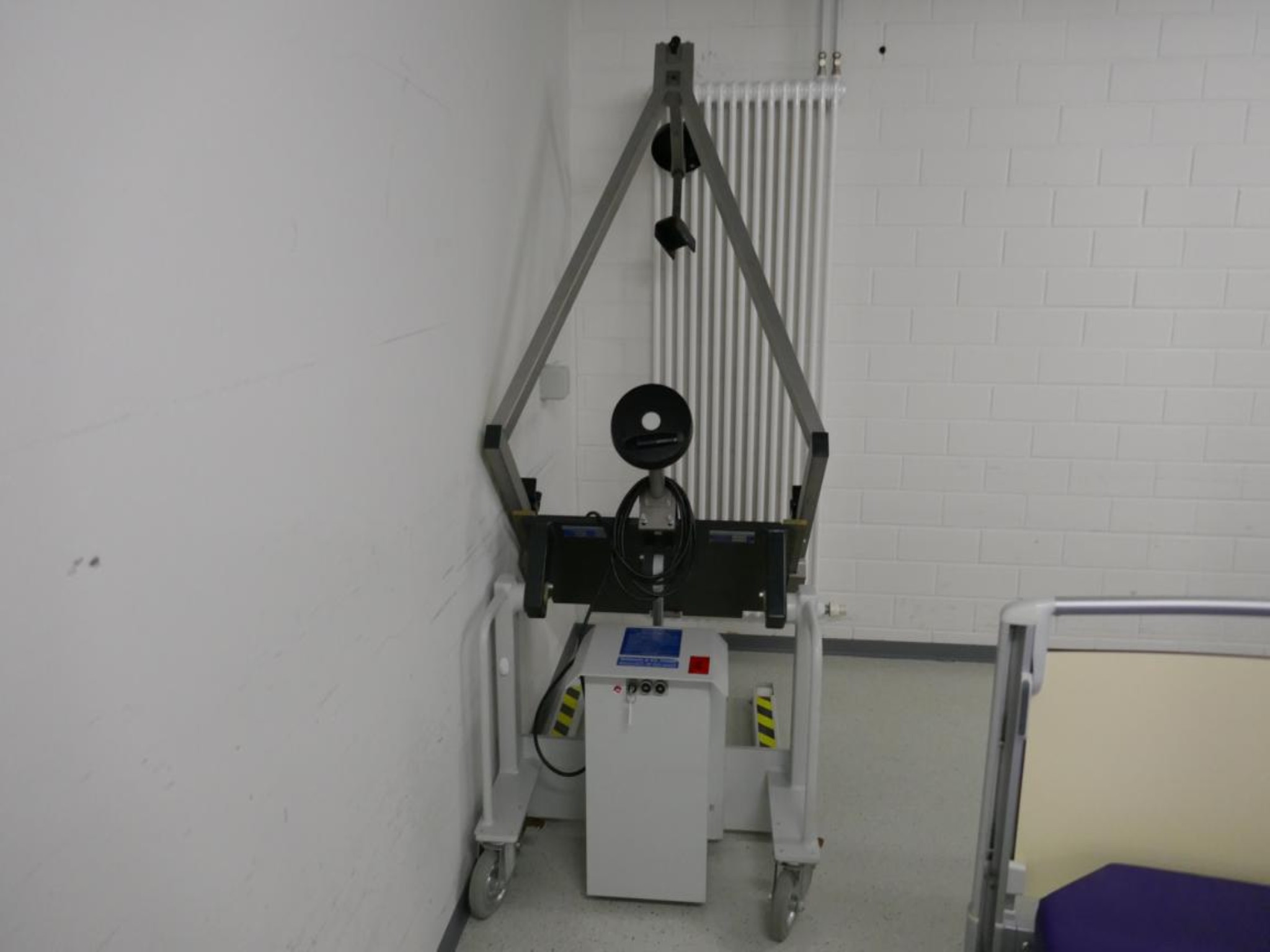 Medyczny sprzęt techniczny, wyposażenie sal operacyjnych, sterylne tace oraz sprzęt i meble szpitalne-1