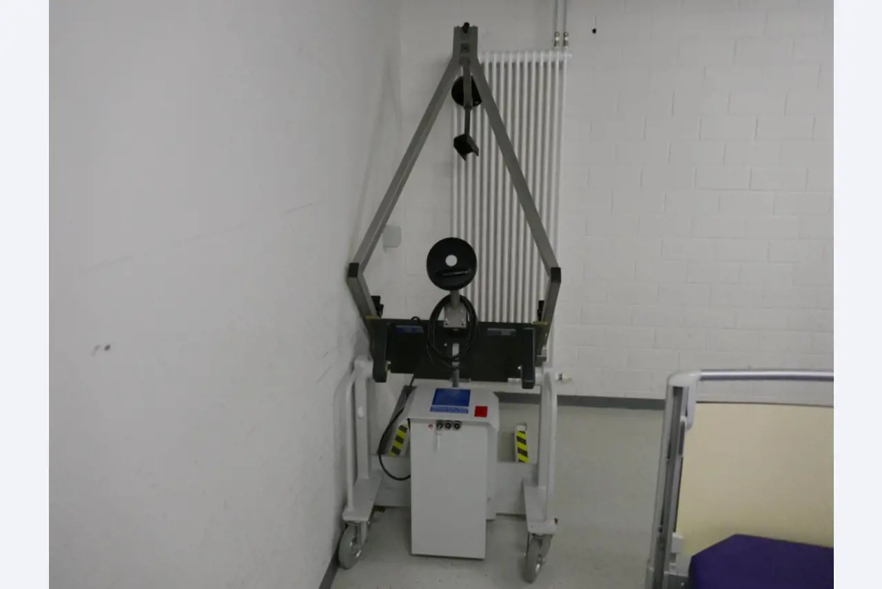 Medyczny sprzęt techniczny, wyposażenie sal operacyjnych, sterylne tace oraz sprzęt i meble szpitalne-1