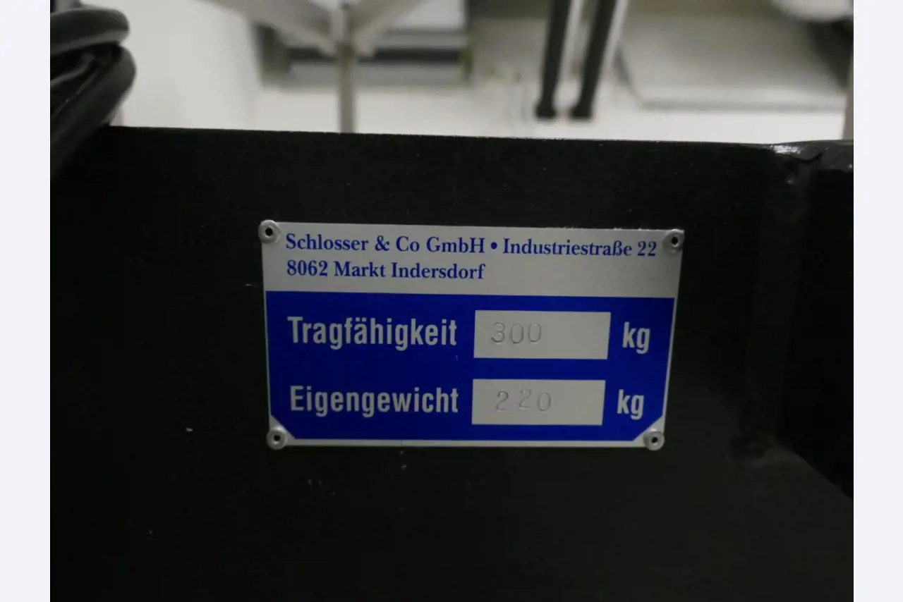 Medyczny sprzęt techniczny, wyposażenie sal operacyjnych, sterylne tace oraz sprzęt i meble szpitalne-2