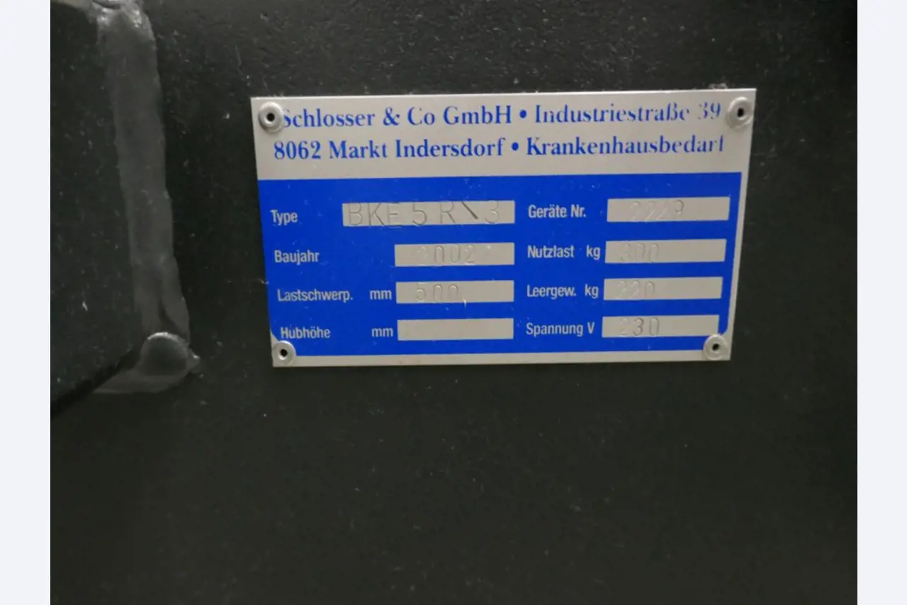 Medyczny sprzęt techniczny, wyposażenie sal operacyjnych, sterylne tace oraz sprzęt i meble szpitalne-3