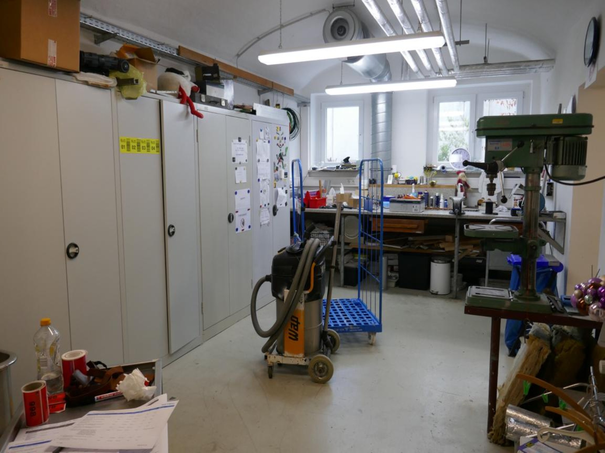 Medyczny sprzęt techniczny, wyposażenie sal operacyjnych, sterylne tace oraz sprzęt i meble szpitalne-1