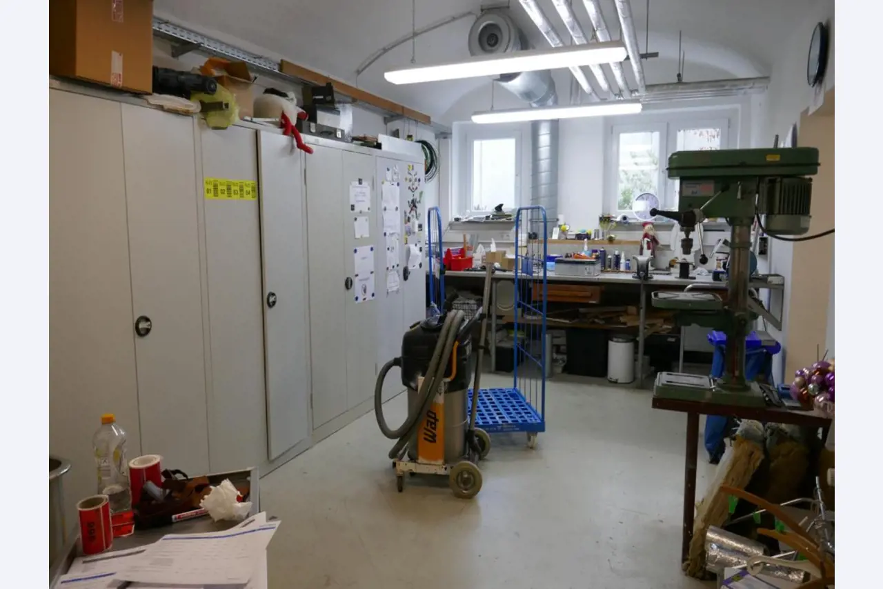 Medyczny sprzęt techniczny, wyposażenie sal operacyjnych, sterylne tace oraz sprzęt i meble szpitalne-1