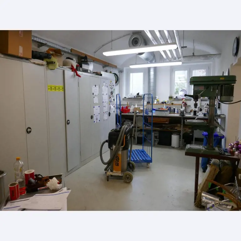 Medyczny sprzęt techniczny, wyposażenie sal operacyjnych, sterylne tace oraz sprzęt i meble szpitalne-1