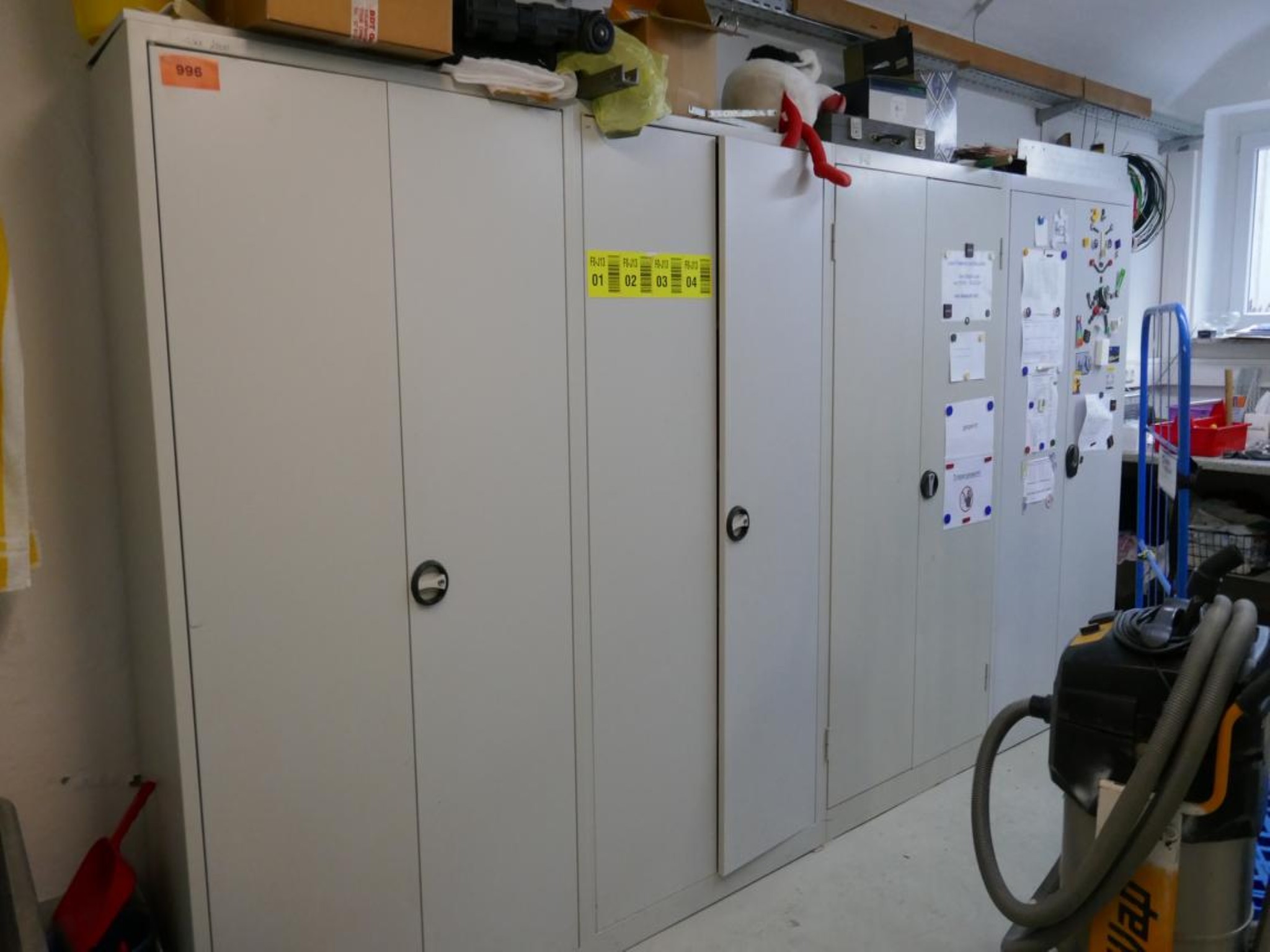 Medyczny sprzęt techniczny, wyposażenie sal operacyjnych, sterylne tace oraz sprzęt i meble szpitalne-2