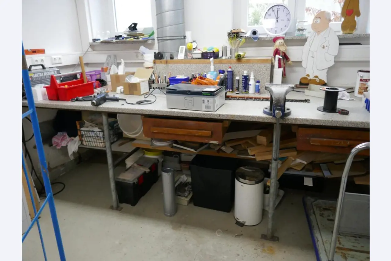 Medyczny sprzęt techniczny, wyposażenie sal operacyjnych, sterylne tace oraz sprzęt i meble szpitalne-3