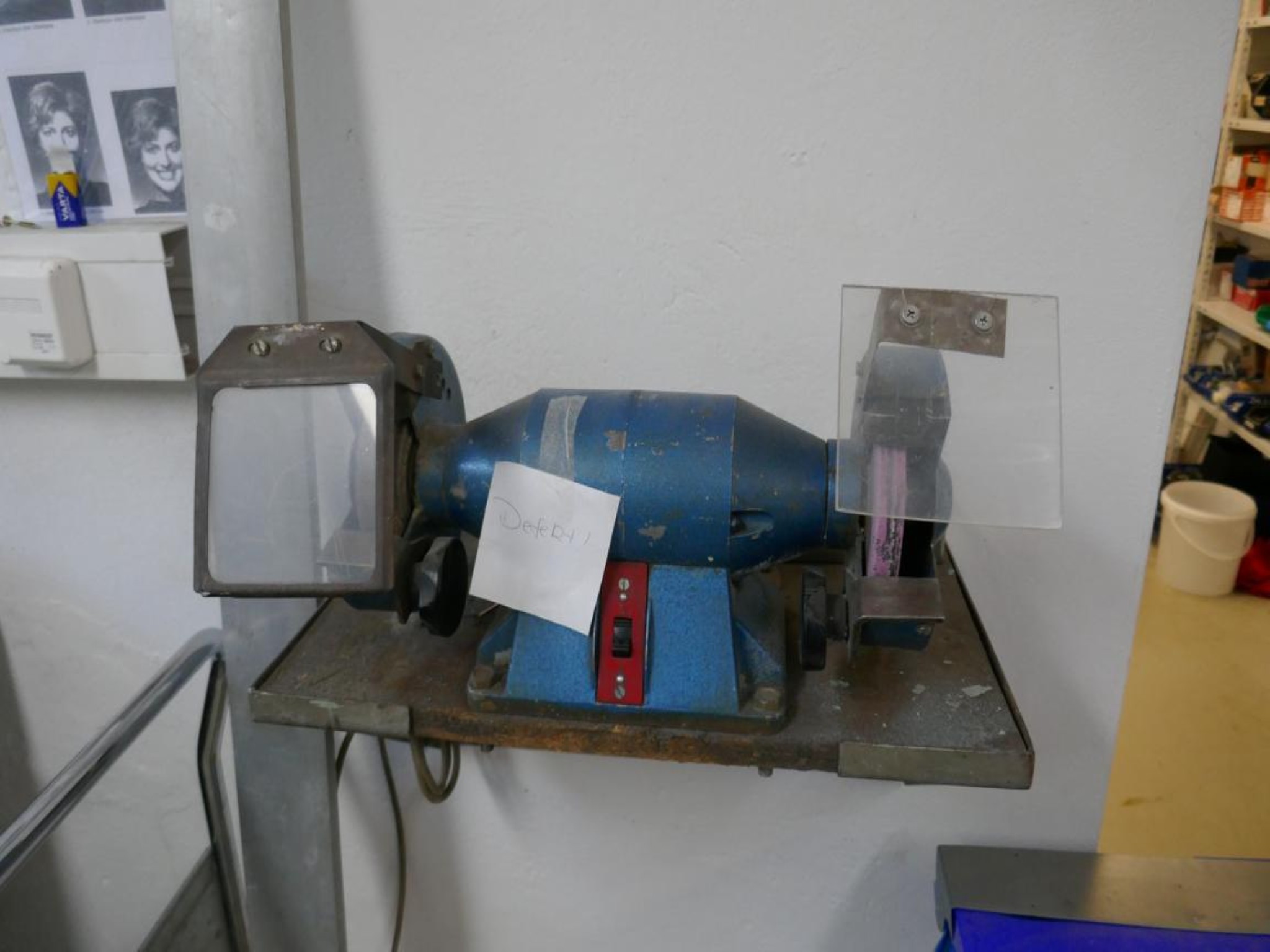 Medyczny sprzęt techniczny, wyposażenie sal operacyjnych, sterylne tace oraz sprzęt i meble szpitalne-4