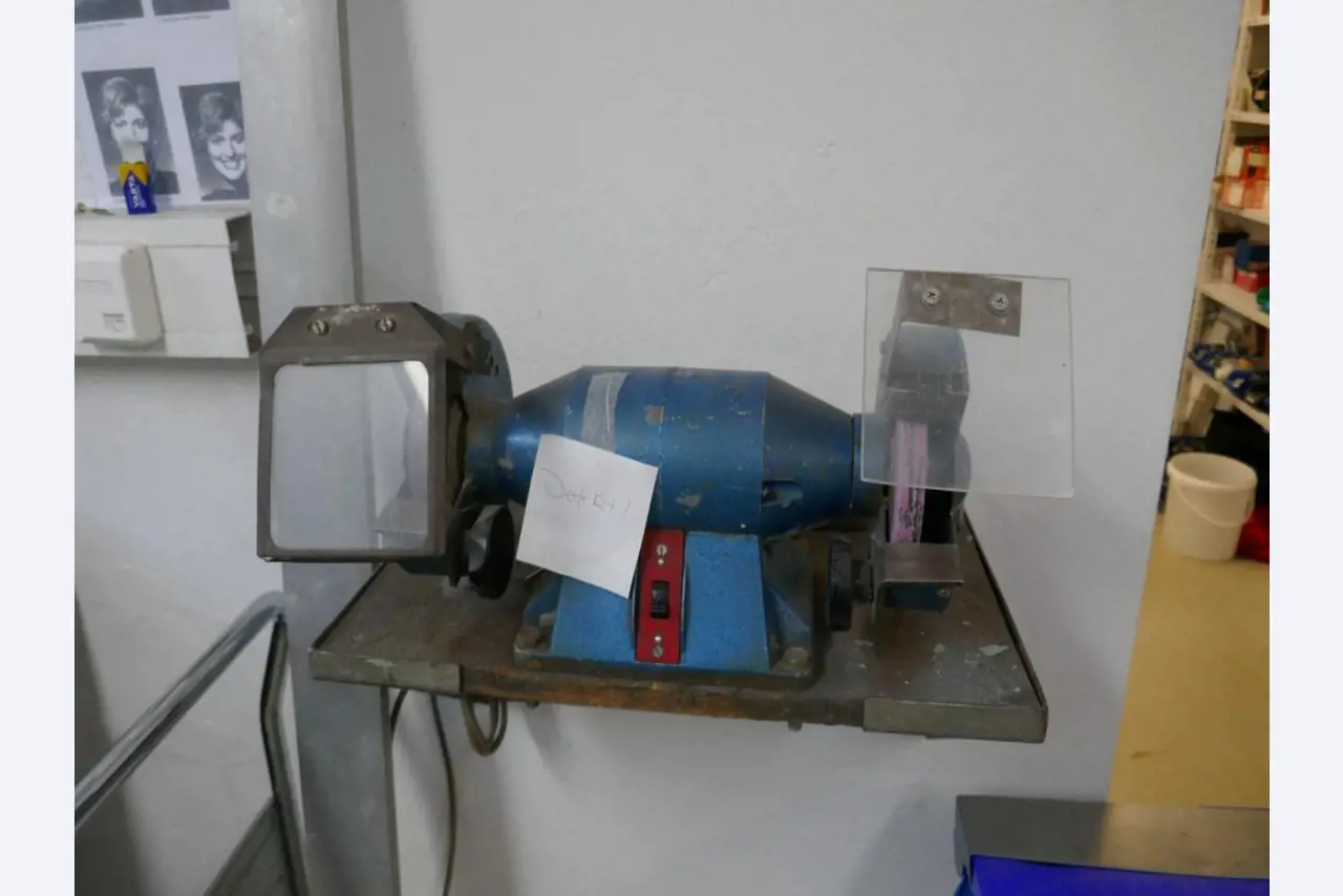 Medyczny sprzęt techniczny, wyposażenie sal operacyjnych, sterylne tace oraz sprzęt i meble szpitalne-4