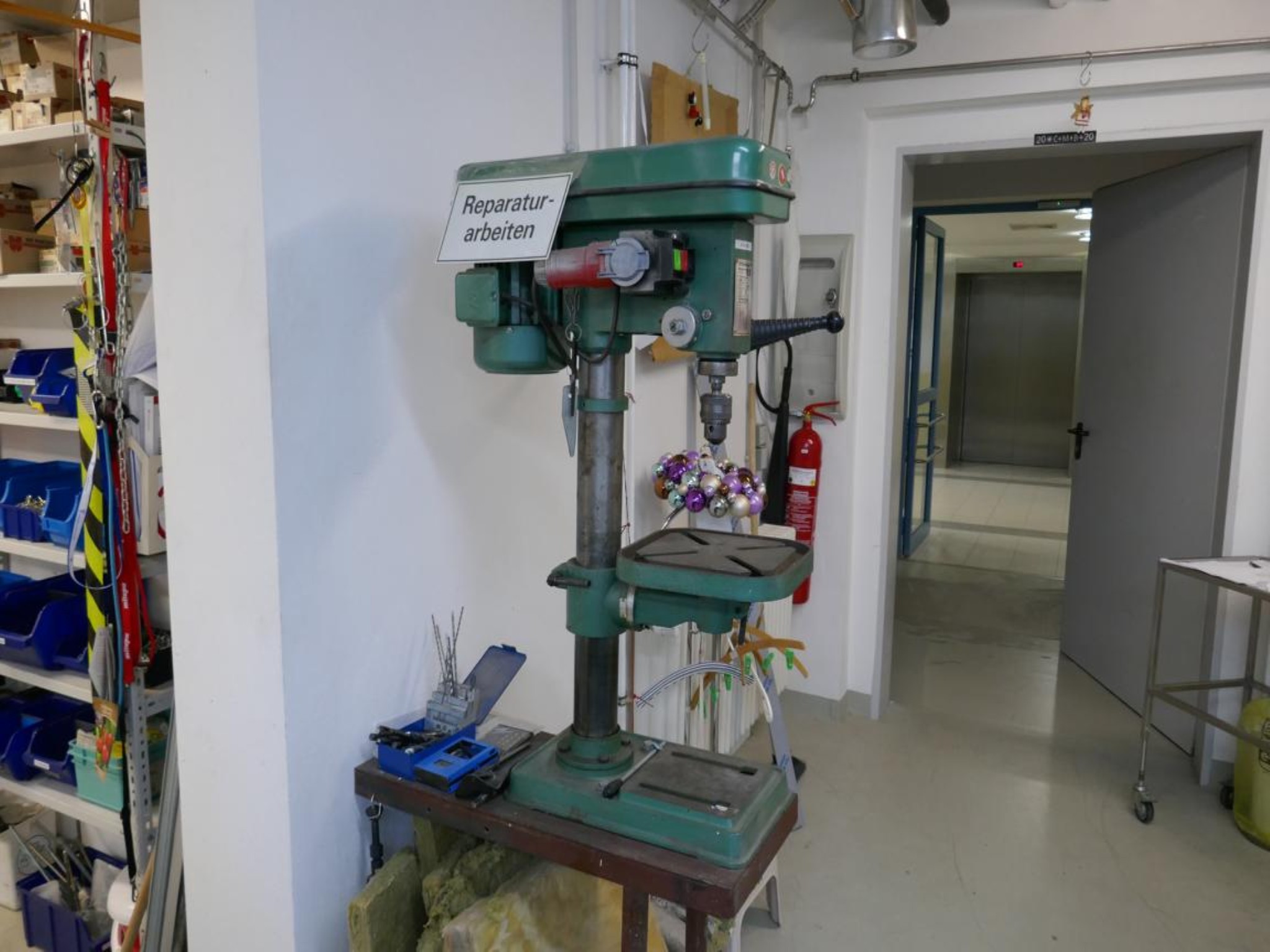 Medyczny sprzęt techniczny, wyposażenie sal operacyjnych, sterylne tace oraz sprzęt i meble szpitalne-5