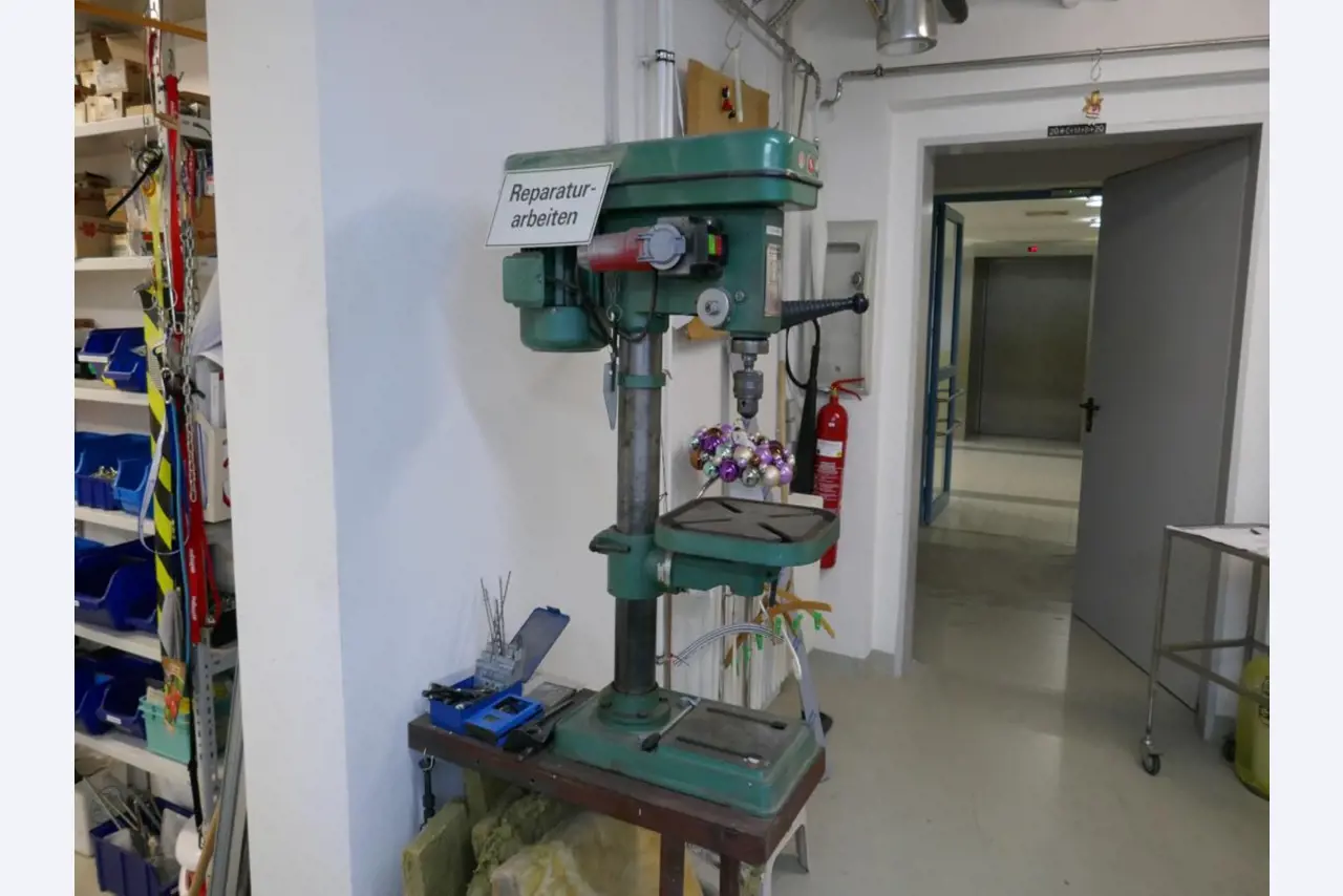 Medyczny sprzęt techniczny, wyposażenie sal operacyjnych, sterylne tace oraz sprzęt i meble szpitalne-5