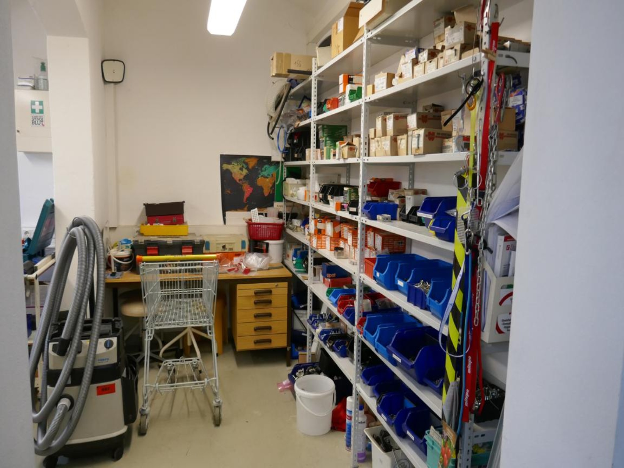 Medyczny sprzęt techniczny, wyposażenie sal operacyjnych, sterylne tace oraz sprzęt i meble szpitalne-6