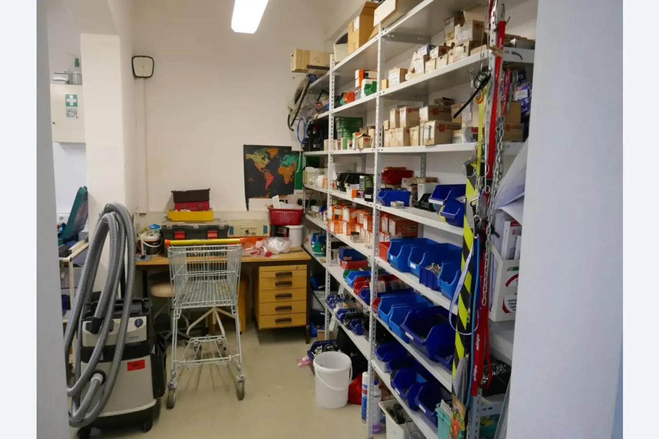 Medyczny sprzęt techniczny, wyposażenie sal operacyjnych, sterylne tace oraz sprzęt i meble szpitalne-6