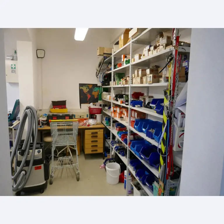 Medyczny sprzęt techniczny, wyposażenie sal operacyjnych, sterylne tace oraz sprzęt i meble szpitalne-6