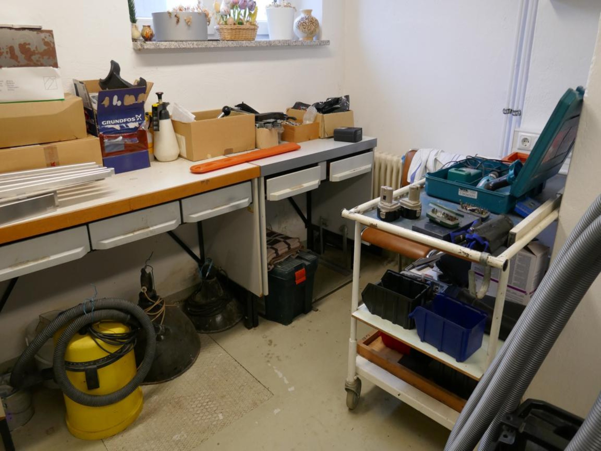 Medyczny sprzęt techniczny, wyposażenie sal operacyjnych, sterylne tace oraz sprzęt i meble szpitalne-7