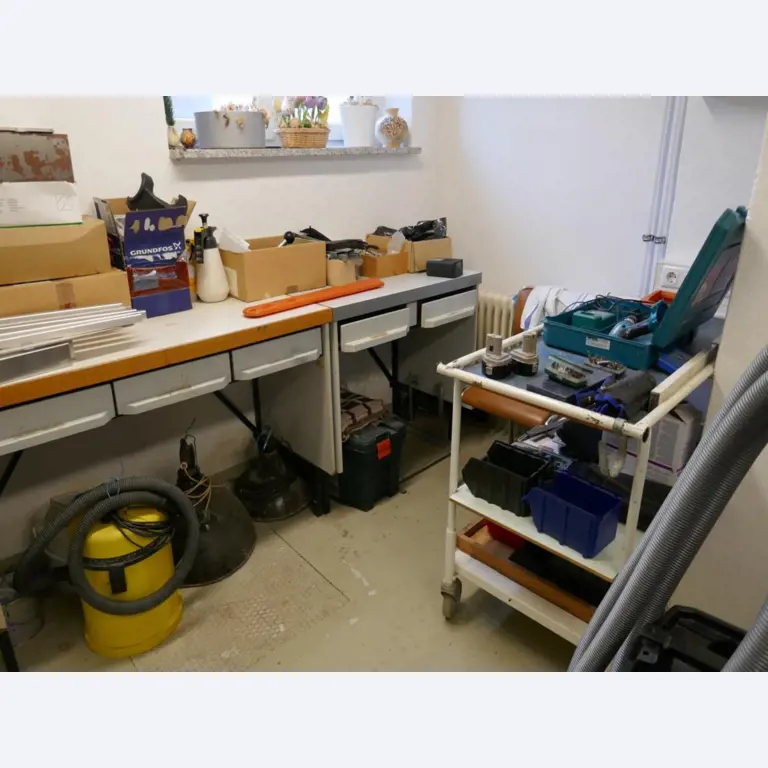 Medyczny sprzęt techniczny, wyposażenie sal operacyjnych, sterylne tace oraz sprzęt i meble szpitalne-7