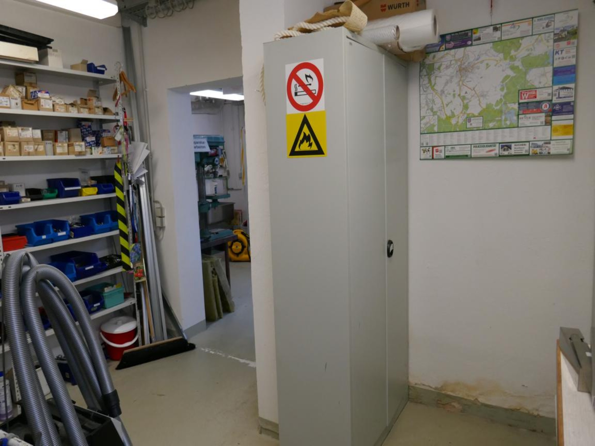 Medyczny sprzęt techniczny, wyposażenie sal operacyjnych, sterylne tace oraz sprzęt i meble szpitalne-8