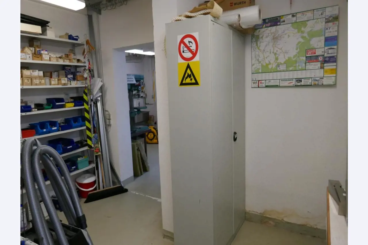 Medyczny sprzęt techniczny, wyposażenie sal operacyjnych, sterylne tace oraz sprzęt i meble szpitalne-8