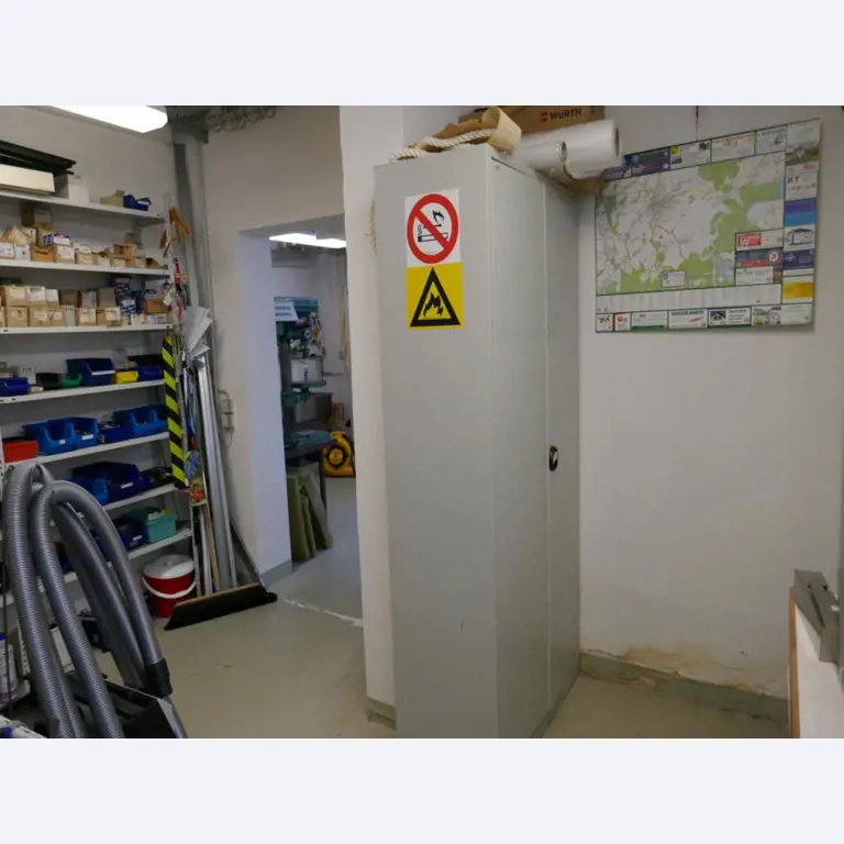 Medyczny sprzęt techniczny, wyposażenie sal operacyjnych, sterylne tace oraz sprzęt i meble szpitalne-8