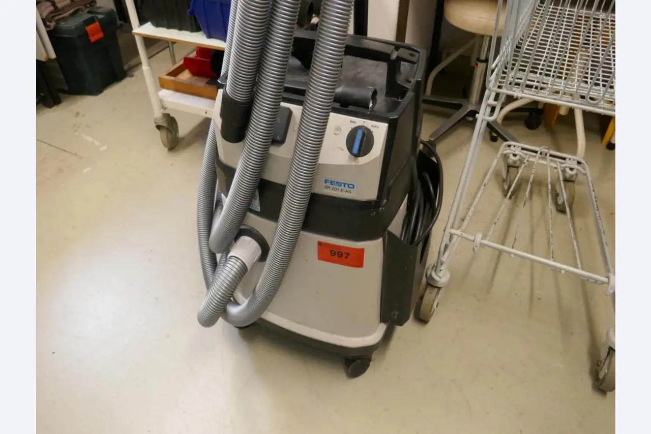 Medyczny sprzęt techniczny, wyposażenie sal operacyjnych, sterylne tace oraz sprzęt i meble szpitalne-1