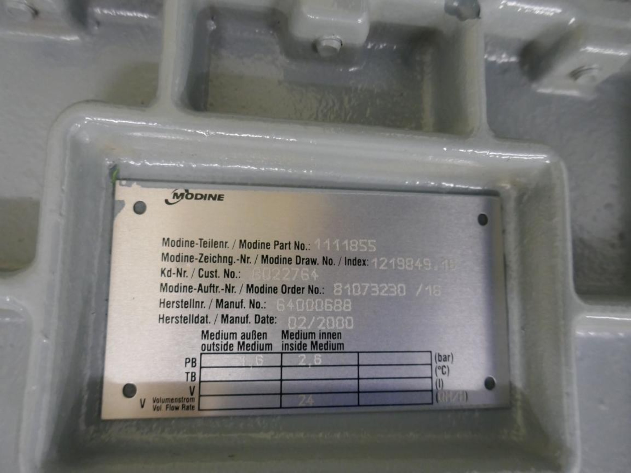 Medyczny sprzęt techniczny, wyposażenie sal operacyjnych, sterylne tace oraz sprzęt i meble szpitalne-3