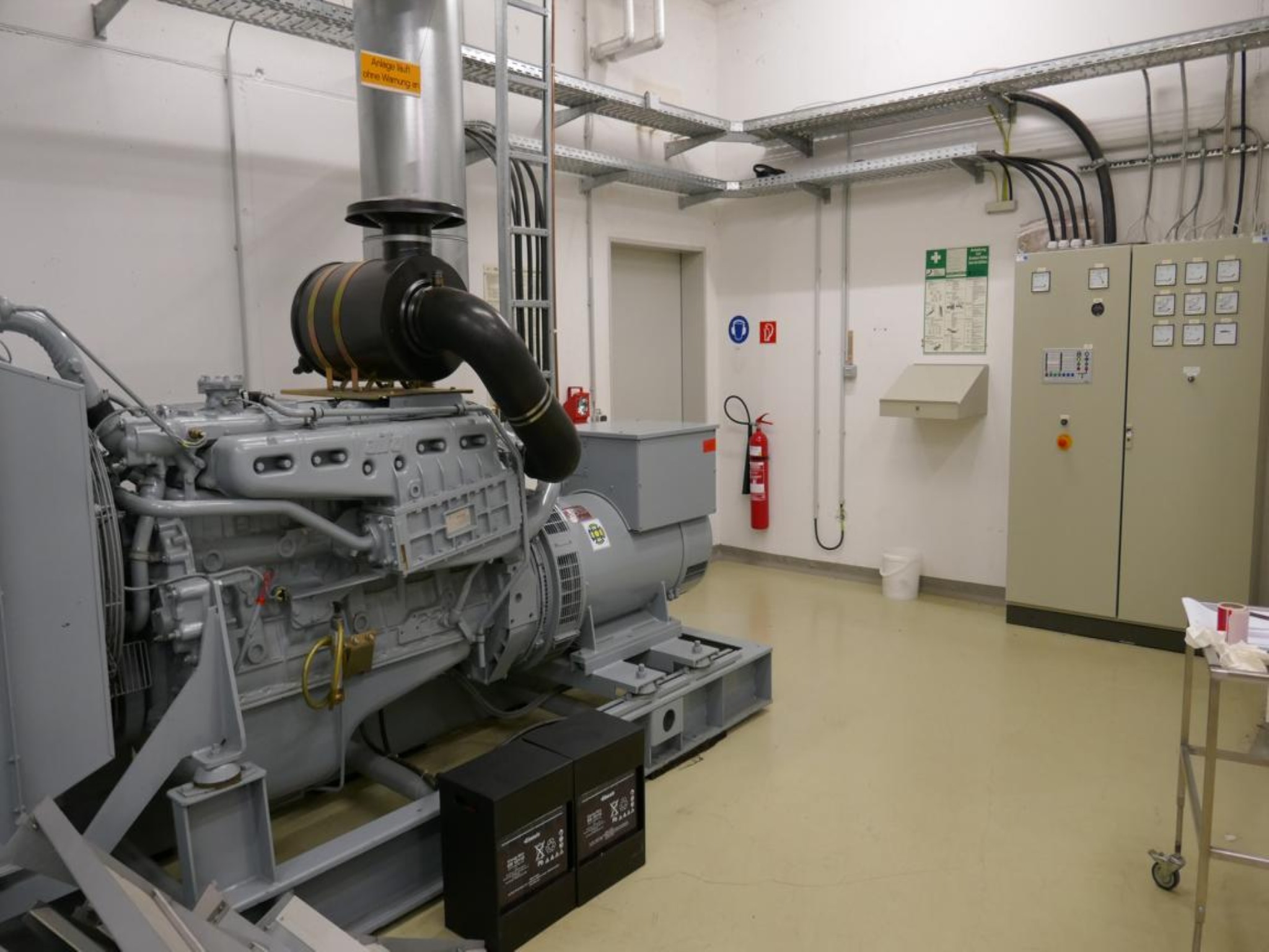 Medyczny sprzęt techniczny, wyposażenie sal operacyjnych, sterylne tace oraz sprzęt i meble szpitalne-5