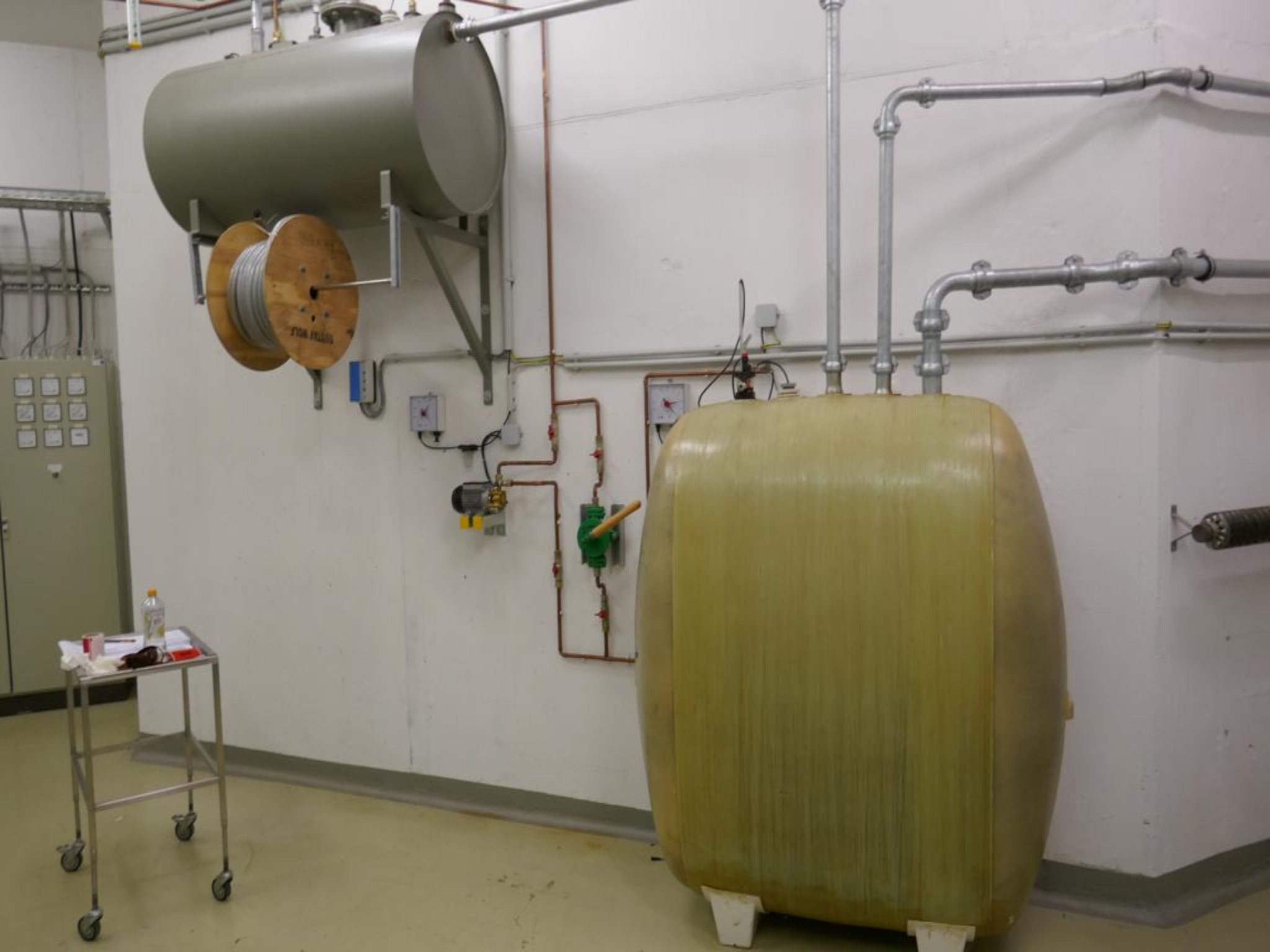 Medyczny sprzęt techniczny, wyposażenie sal operacyjnych, sterylne tace oraz sprzęt i meble szpitalne-6