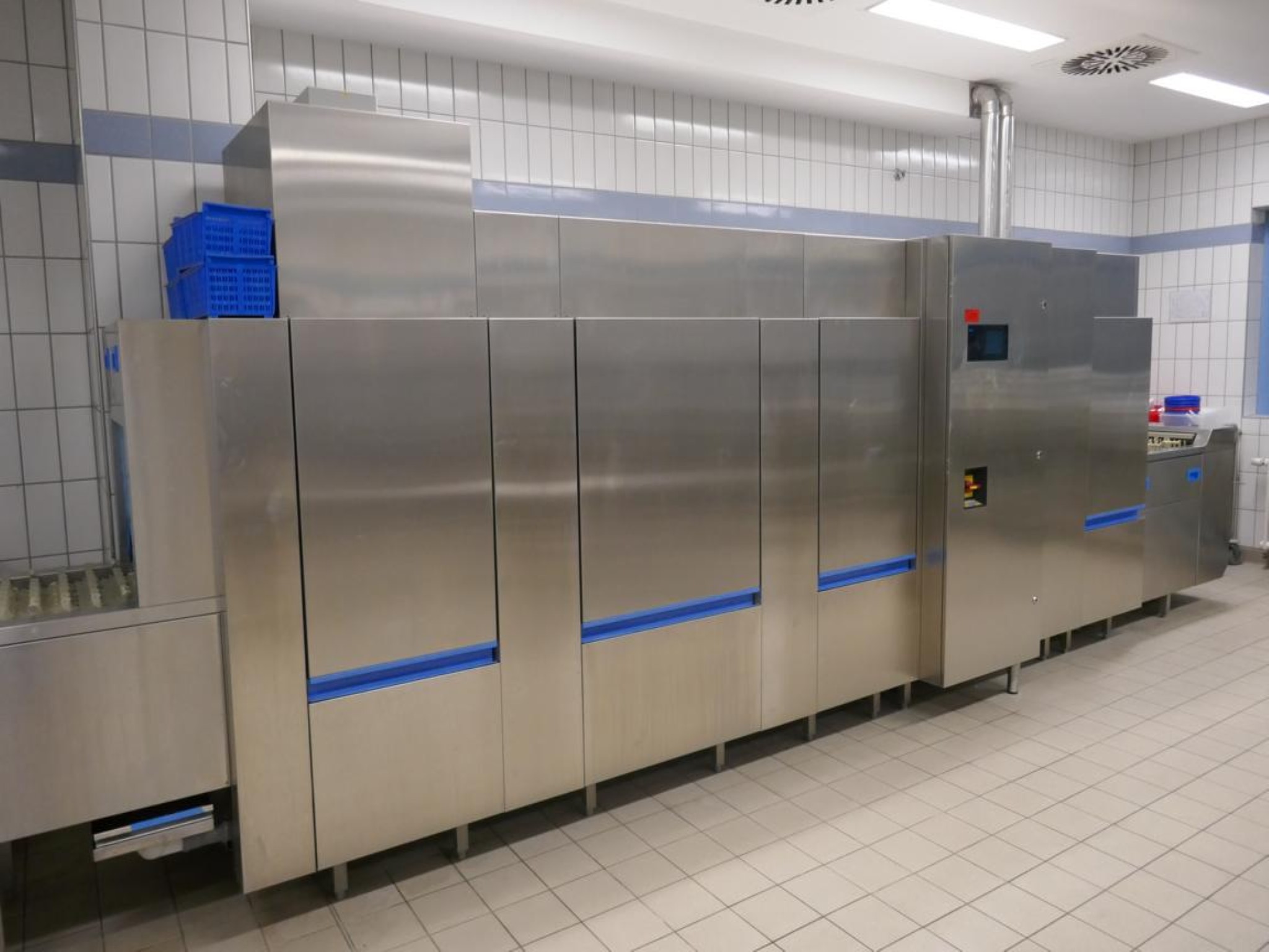 Medyczny sprzęt techniczny, wyposażenie sal operacyjnych, sterylne tace oraz sprzęt i meble szpitalne-1