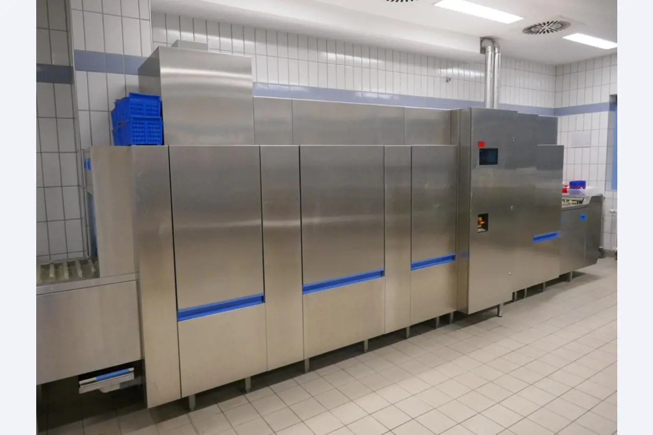 Medyczny sprzęt techniczny, wyposażenie sal operacyjnych, sterylne tace oraz sprzęt i meble szpitalne-1