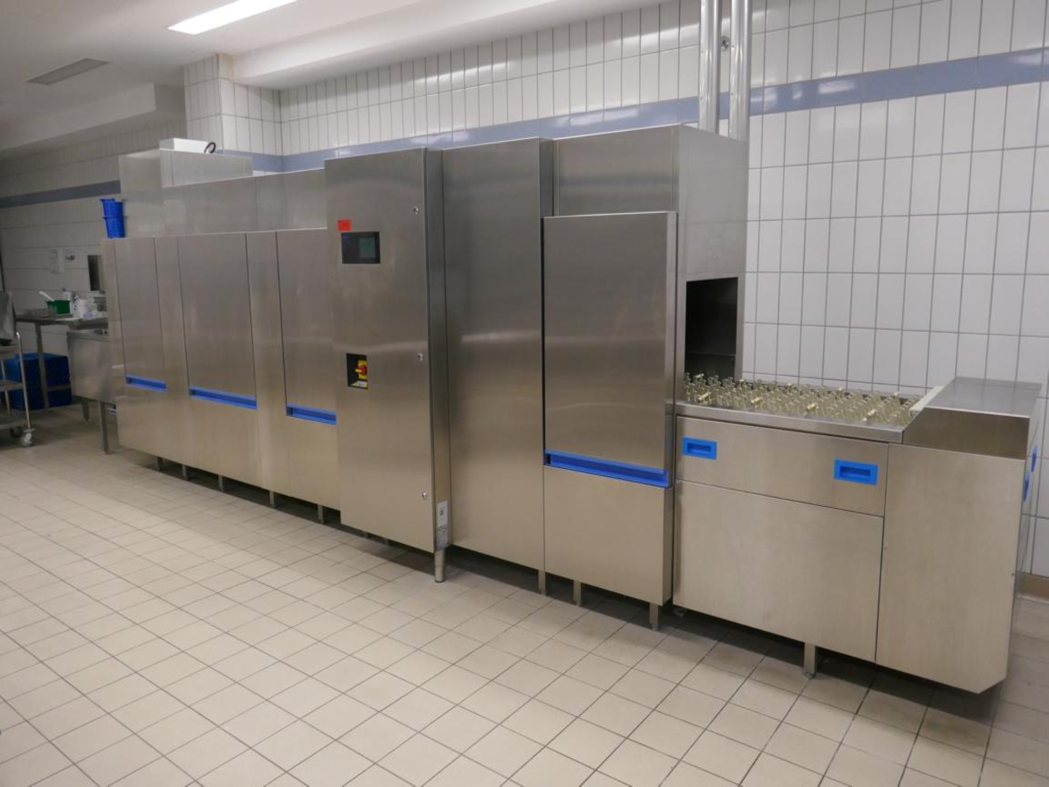 Medyczny sprzęt techniczny, wyposażenie sal operacyjnych, sterylne tace oraz sprzęt i meble szpitalne-2