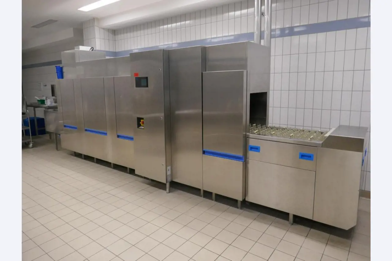 Medyczny sprzęt techniczny, wyposażenie sal operacyjnych, sterylne tace oraz sprzęt i meble szpitalne-2