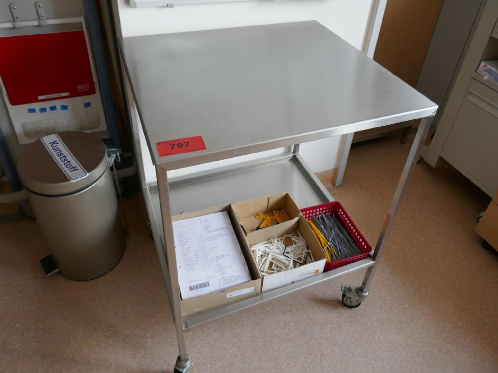 Medyczny sprzęt techniczny, wyposażenie sal operacyjnych, sterylne tace oraz sprzęt i meble szpitalne-1