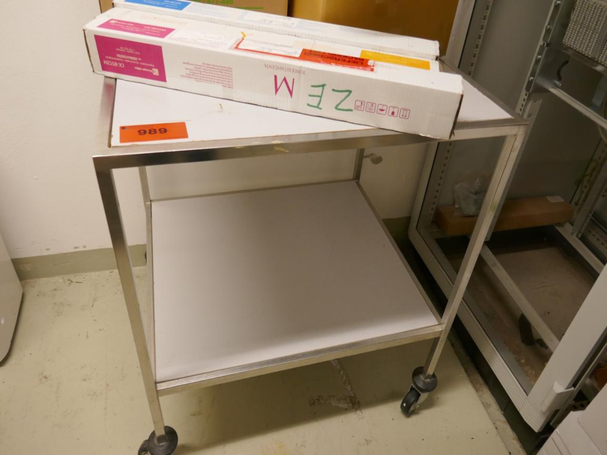 Medyczny sprzęt techniczny, wyposażenie sal operacyjnych, sterylne tace oraz sprzęt i meble szpitalne-1