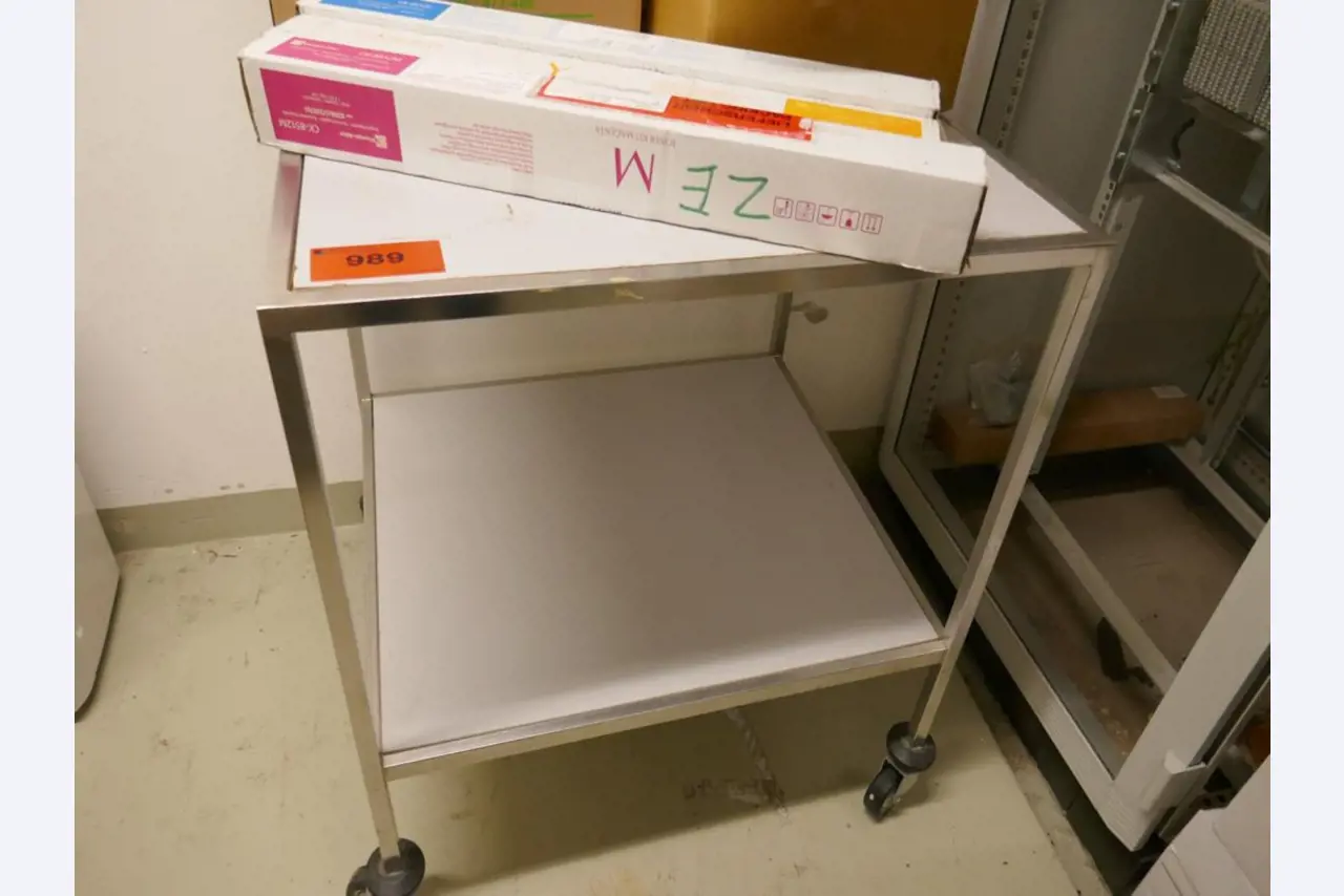 Medyczny sprzęt techniczny, wyposażenie sal operacyjnych, sterylne tace oraz sprzęt i meble szpitalne-1