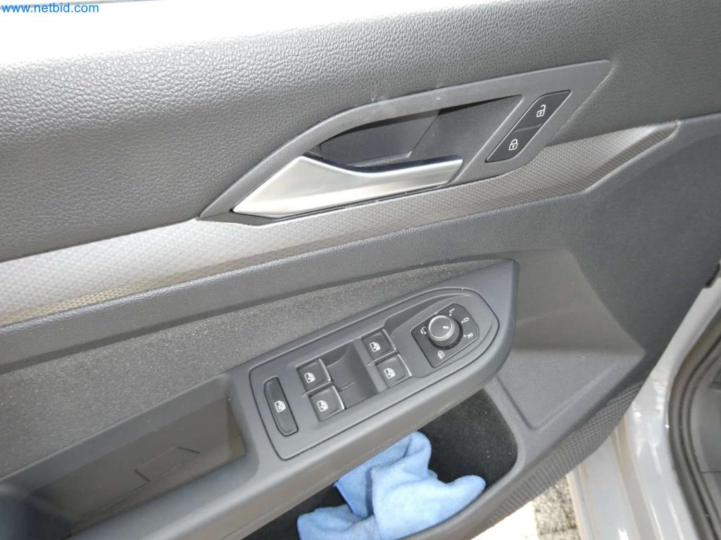 Moderní obytné vozy, dodávky a osobní automobily-11