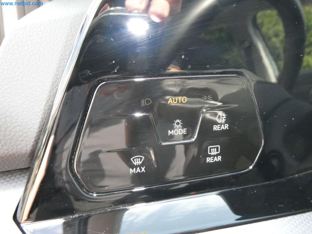 Moderní obytné vozy, dodávky a osobní automobily-12