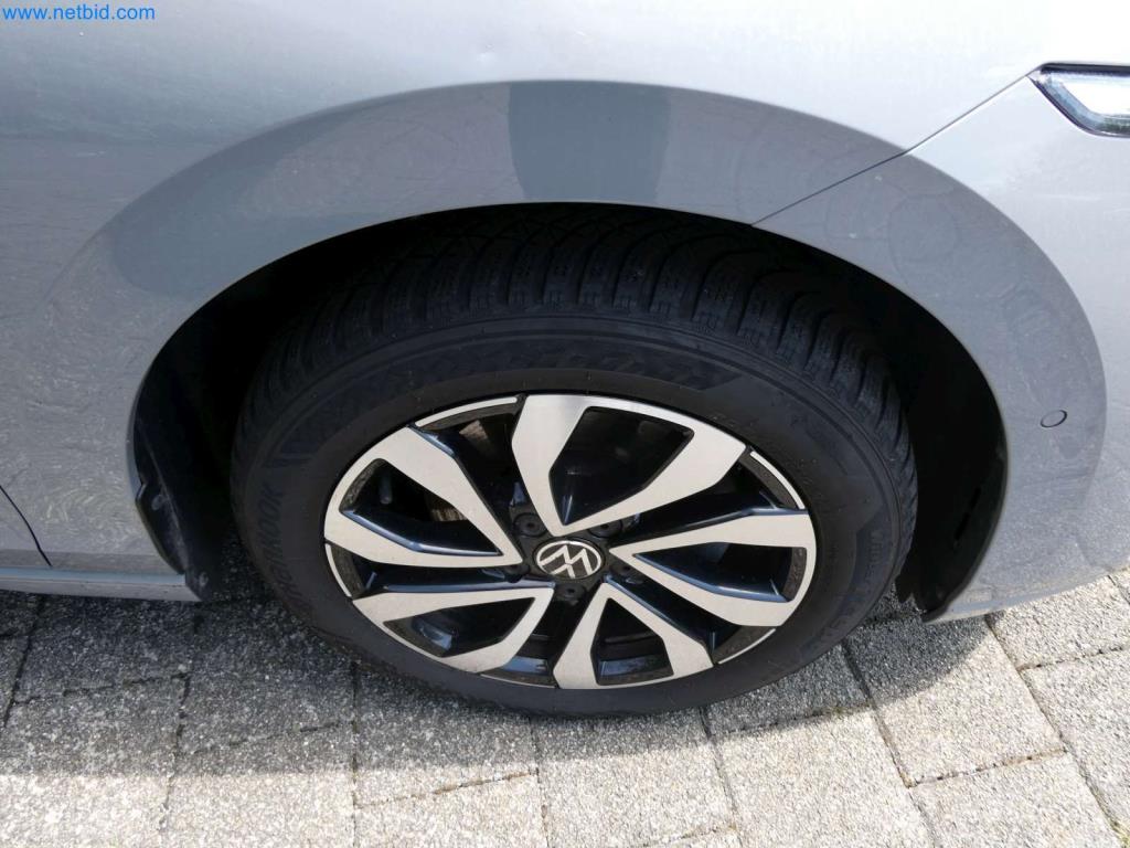 Moderní obytné vozy, dodávky a osobní automobily-24